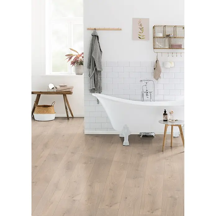 Egger Laminat NatureSense Promo - Florenz Eiche, Landhausdiele, 1.292 x 193 x 8 mm - Heller Laminatboden in Holzoptik, verlegt in einem hellen Badezimmer, der eine ruhige Ästhetik unterstreicht.