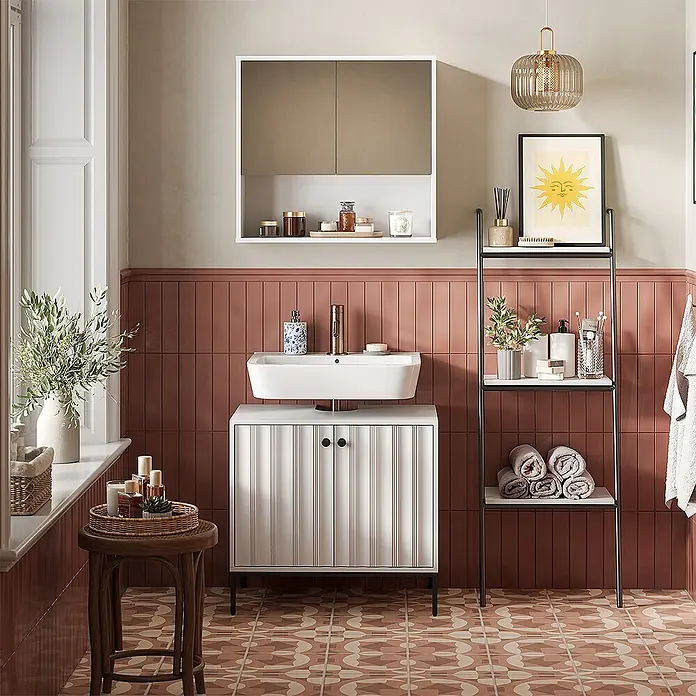Vicco Badmöbel-Set Eliza Weiß Riffel 2 Teile - Weiß Riffel, Matt - Weißer geriffelter Badezimmer-Waschtisch mit schwarzen Griffen und elegantem weißem Waschbecken, in einem modernen gefliesten Bad.