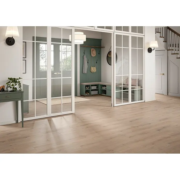 Egger Laminat NatureSense Promo - Florenz Eiche, Landhausdiele, 1.292 x 193 x 8 mm - Heller Holz-Laminatboden mit natürlicher Maserung, verlegt in einem geräumigen, sonnendurchfluteten Eingangsbereich.