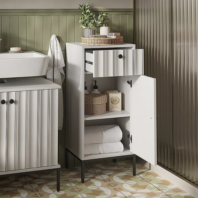 Vicco Badmöbel-Set Eliza Weiß Riffel 4 Teile - Weiß Riffel, Matt - Weißer Badezimmerschrank mit geriffelten Details und schwarzen Akzenten. Mit offener Schublade und Schranktür.