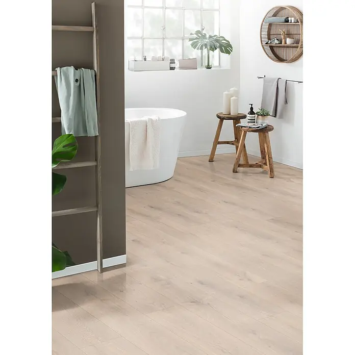 Egger Laminat NatureSense Promo - Florenz Eiche, Landhausdiele, 1.292 x 193 x 8 mm - Heller Eichenholzoptik-Bodenbelag in einem modernen Badezimmer mit Badewanne.