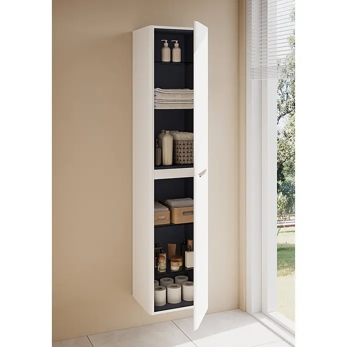 VitrA Integra Round Hochschrank - B x T x H: 40 x 37 x 180 cm, Weiß, DIN Anschlag: Rechts, Inklusive 4 Glaseinlegeböden - Hoher weißer Wandschrank fürs Badezimmer mit dunkelblauer Innenseite, leicht geöffneter Tür, gefüllt mit Handtüchern und Pflegeprodukten.