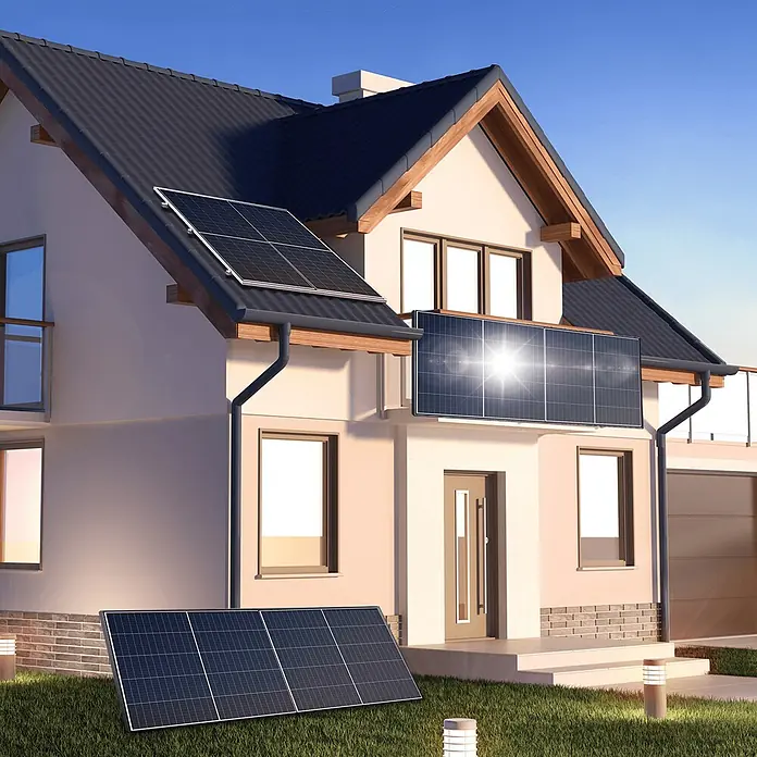 Sunniva Balkonkraftwerk-Set 1840 / 800 Watt mit DEYE Wechselrichter - Nennleistung: 800 W, L x B x H: 1.762 x 1.134 x 30 mm - Mehrere dunkle Solarmodule an einem modernen Haus, auf dem Dach, einem Balkon und freistehend auf dem Rasen, die Sonnenlicht zur Energiegewinnung einfangen.