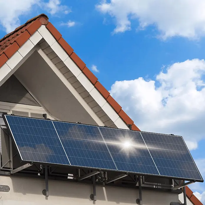 Sunniva Balkonkraftwerk-Set 1840 / 800 Watt mit DEYE Wechselrichter - Nennleistung: 800 W, L x B x H: 1.762 x 1.134 x 30 mm - Solarmodule unter einem Hausdach montiert, Sonnenlicht unter blauem Himmel reflektierend.