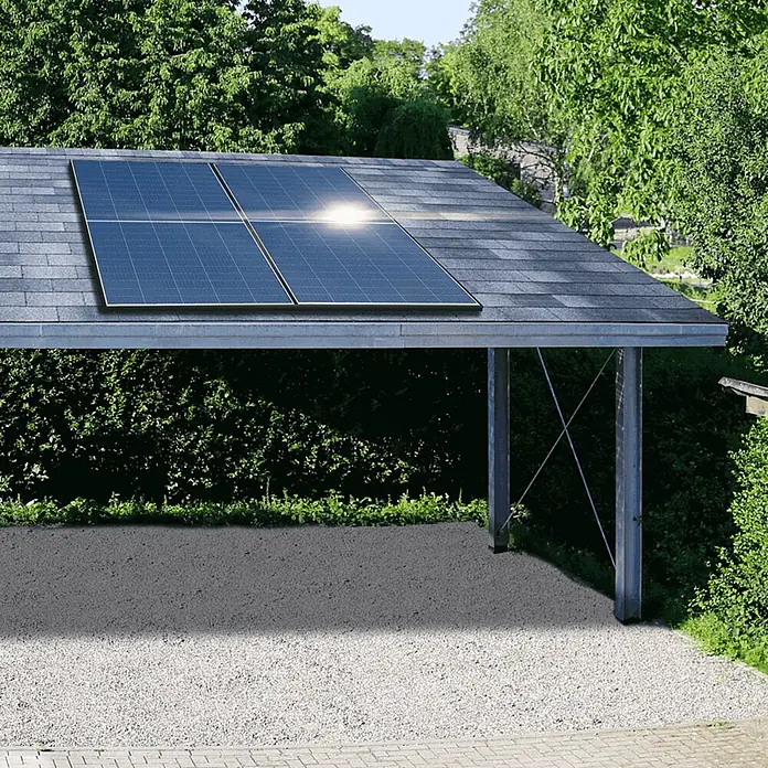Sunniva Balkonkraftwerk-Set 920 / 800 Watt mit BENY Wechselrichter - Nennleistung: 800 W, L x B x H: 1.762 x 1.134 x 30 mm - Vier dunkelblaue Solarpaneele mit Sonnenreflexion auf einem grauen Carportdach, die einen Kiesbereich beschatten.