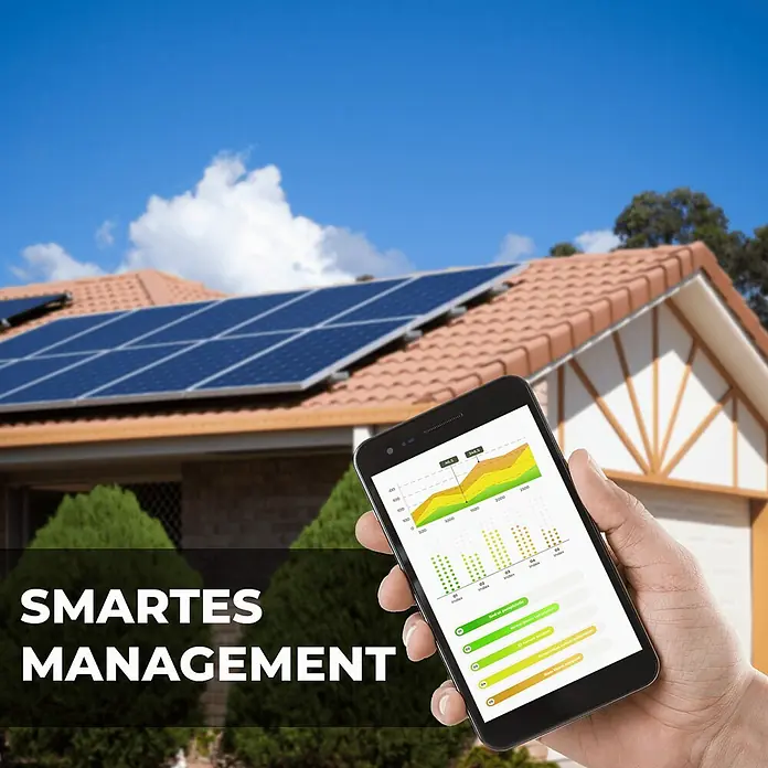 Sunniva Balkonkraftwerk-Set 1000 / 800 Watt mit BENY Wechselrichter - Nennleistung: 800 W, L x B x H: 1.906 x 1.134 x 30 mm - Hand hält Smartphone mit Smart-Energy-Management-App für Solarhaus.
