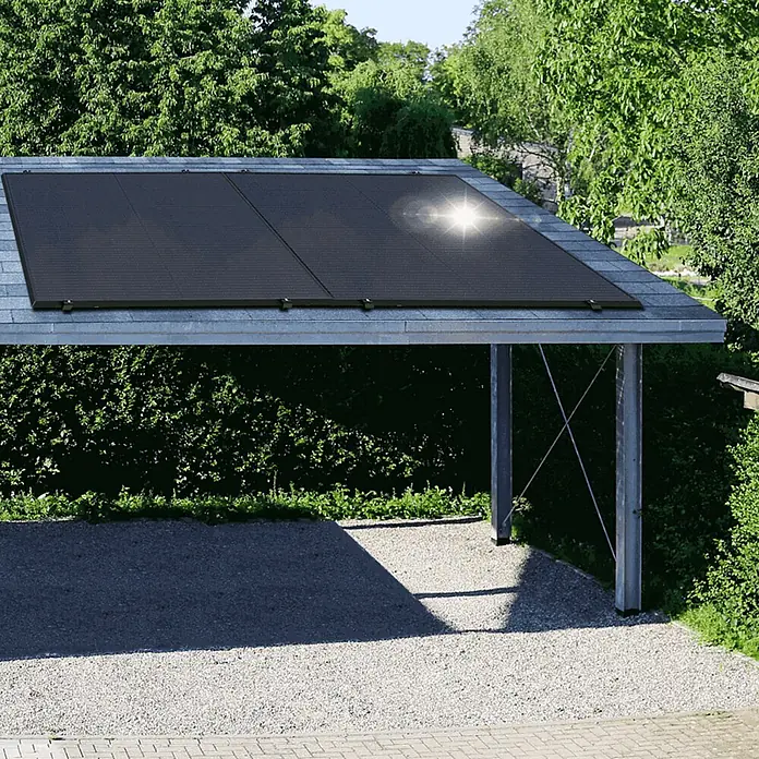 Sunniva Balkonkraftwerk-Set 1000 / 800 Watt mit BENY Wechselrichter - Nennleistung: 800 W, L x B x H: 1.906 x 1.134 x 30 mm - Schwarze Solarmodule auf einem Carportdach, Sonnenlicht spiegelt sich auf einem Modul.