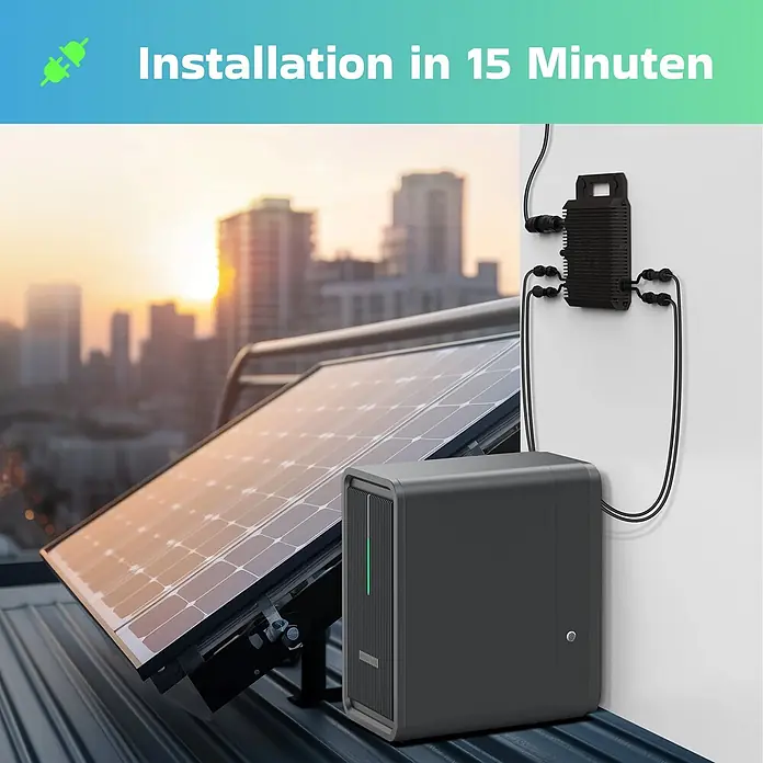 Sunniva Balkonkraftwerk-Set 3680 / 800 Watt mit Marstek 8.96 kWh Speicher - Nennleistung: 800 W, L x B x H: 1.762 x 1.134 x 30 mm - Solarpanel-System auf einem Dach. Eine dunkelgraue Energieeinheit mit Solarpanel, verbunden mit einem schwarzen Bauteil an einer Wand.