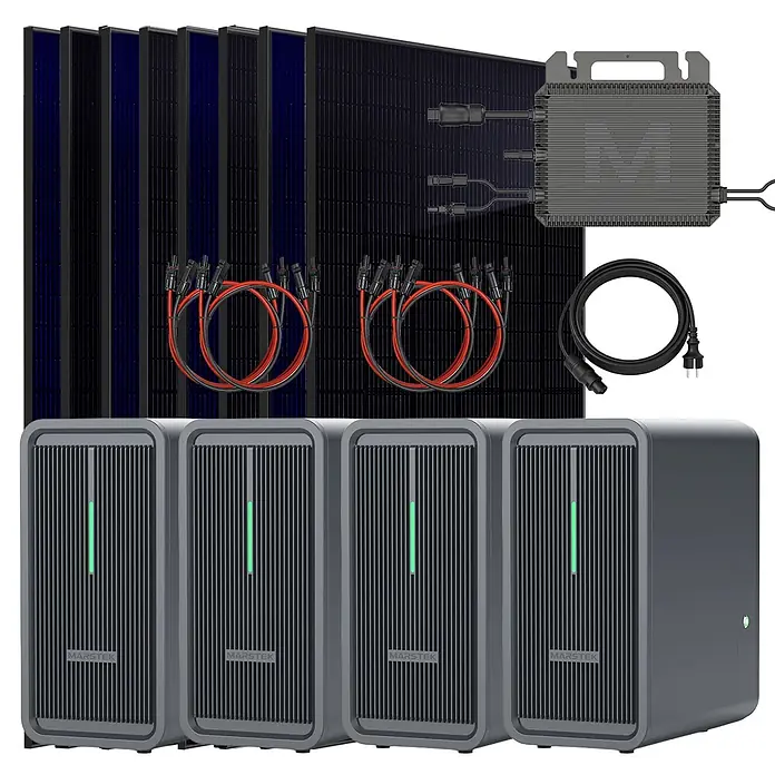 Sunniva Balkonkraftwerk-Set 3680 / 800 Watt mit Marstek 8.96 kWh Speicher - Nennleistung: 800 W, L x B x H: 1.762 x 1.134 x 30 mm - Komplettes Solarenergiesystem mit schwarzen Solarmodulen, grauem Wechselrichter, Kabeln und vier grauen MARSTEK Batteriespeichern mit grünen Anzeigen.