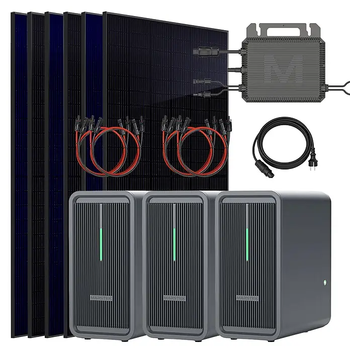 Sunniva Balkonkraftwerk-Set 2760 / 800 Watt mit Marstek 6.72 kWh Speicher - Nennleistung: 800 W, L x B x H: 1.762 x 1.134 x 30 mm - Komplettes Solarenergie-Kit mit dunklen Solarmodulen, grauem Mikro-Wechselrichter, Kabeln und drei grauen Marstek-Speichereinheiten mit grünen Lichtern.