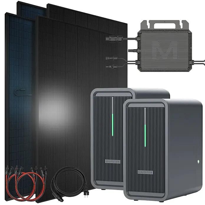 Sunniva Balkonkraftwerk-Set 1840 / 800 Watt mit Marstek 4.48 kWh Speicher - Nennleistung: 800 W, L x B x H: 1.762 x 1.134 x 30 mm - Solar-Komplettset: schwarze Solarpaneele, grauer Wechselrichter, zwei graue MARSTEK Powerstations mit grünen Lichtern und Kabel.