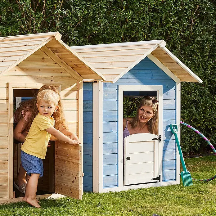 Home Deluxe Spielhaus DER GROSSE PALAST mit Bank - L x B x H: 111 x 118,2 x 132,5 cm, Holz, Blau - Zwei Kinder und ein Erwachsener spielen in einem Spielhaus-Set aus Naturholz und blauem Holz im Garten.
