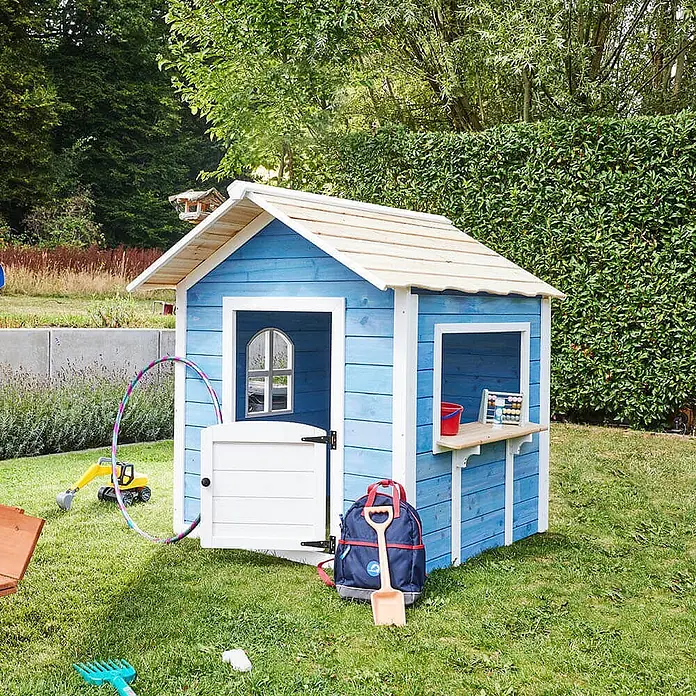 Home Deluxe Spielhaus DER GROSSE PALAST - L x B x H: 111 x 118,2 x 132,5 cm, Holz, Blau - Blaues Holzspielhaus mit Naturholzdach und weißer Tür, in einem Garten.