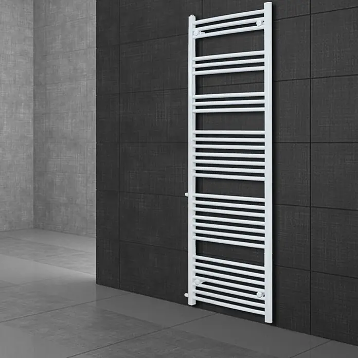 LuxeBath Badheizkörper Sahara Renovierungsheizkörper Austausch Design Handtuchtrockner Weiß - B x H: 60 x 180 mm, Weiß - Weißer Handtuchheizkörper im Leiterstil an einer dunklen Badezimmerwand, mit vielen horizontalen Stangen zum Trocknen.