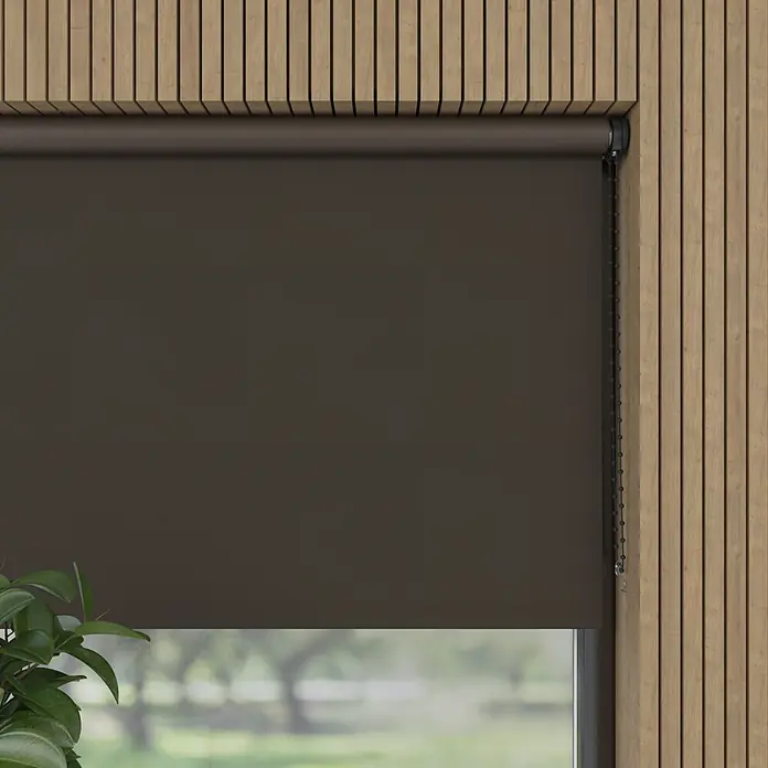Verdunkelungsrollo - B x H: 70 x 190 cm, Trüffel, 100 % Polyester - Dunkelbraunes Stoffrollo, teilweise vor einem Fenster herabgelassen, vor einer Holzlamellenwand.