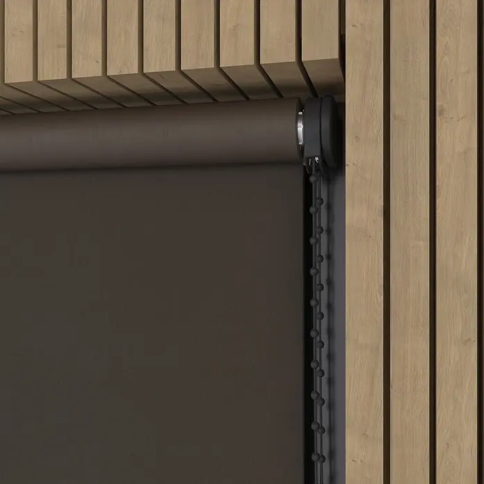 Verdunkelungsrollo - B x H: 70 x 190 cm, Trüffel, 100 % Polyester - Dunkelbraunes Rollo, teilweise abgerollt, mit schwarzer Kette, in Holzlamellenwand integriert.