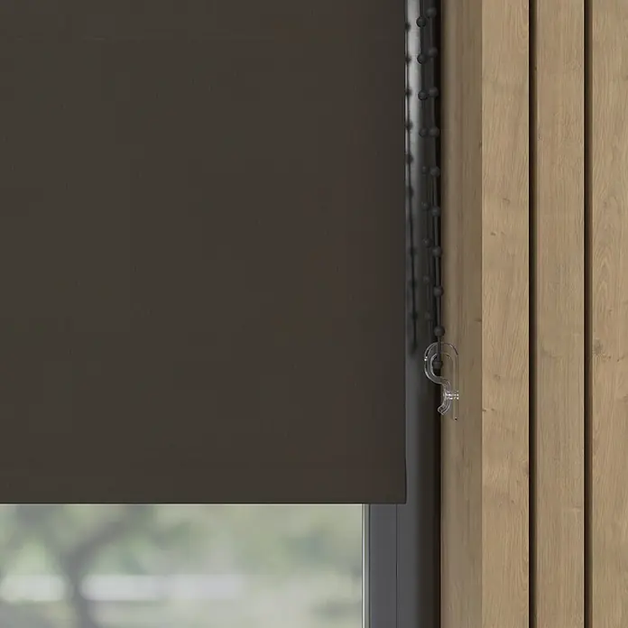 Verdunkelungsrollo - B x H: 70 x 190 cm, Trüffel, 100 % Polyester - Dunkelbraunes Rollo, teilweise heruntergelassen, in einem Fenster neben hellen Holzpaneelen.