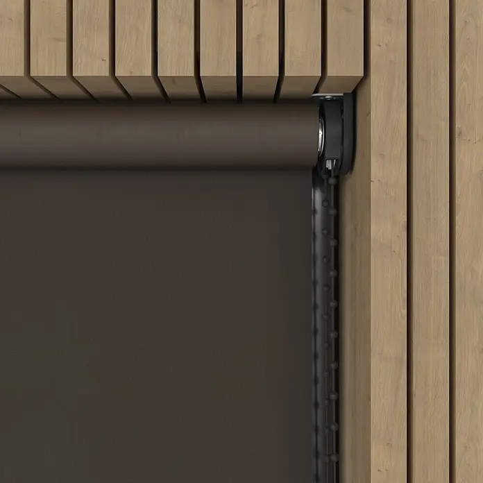 Verdunkelungsrollo - B x H: 70 x 190 cm, Trüffel, 100 % Polyester - Dunkelbraunes, strukturiertes Rollrollo teilweise herabgelassen, mit schwarzer Perlenkette, in Holzlamellenrahmen installiert.