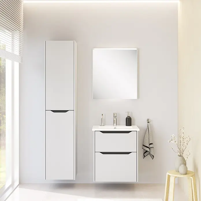 VitrA Integra Square Badmöbel-Set - Gesamtbreite Badmöbel: 60 cm, Hellgrau, Matt - Moderner weißer Bad Hochschrank und Waschtischunterschrank, wandhängend, mit dunklen Griffen im Badezimmer.