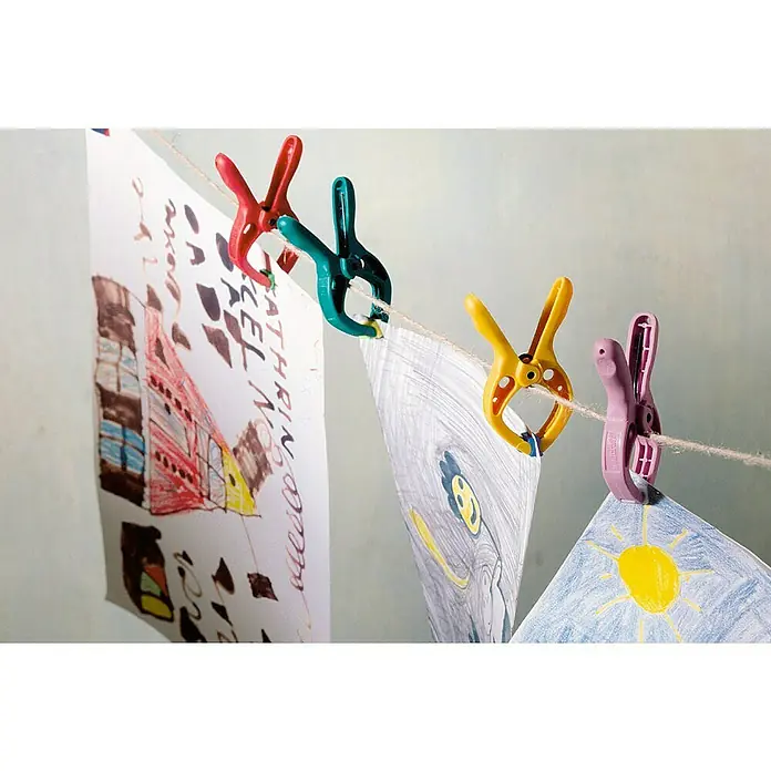 Wolfcraft Federzwinge Microfix - Spannweite: 20 mm, Ausladung: 20 mm - Bunte Wäscheklammern halten Kinderzeichnungen auf einer Leine, eine fröhliche und kreative Dekoration für das Kinderzimmer.