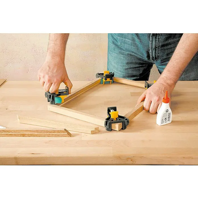 Wolfcraft Eckenspanner ES 22 - Spannweite: 10 mm - 22 mm - Eckspannzwingen fixieren einen Holzrahmen, während Leim bereitsteht.