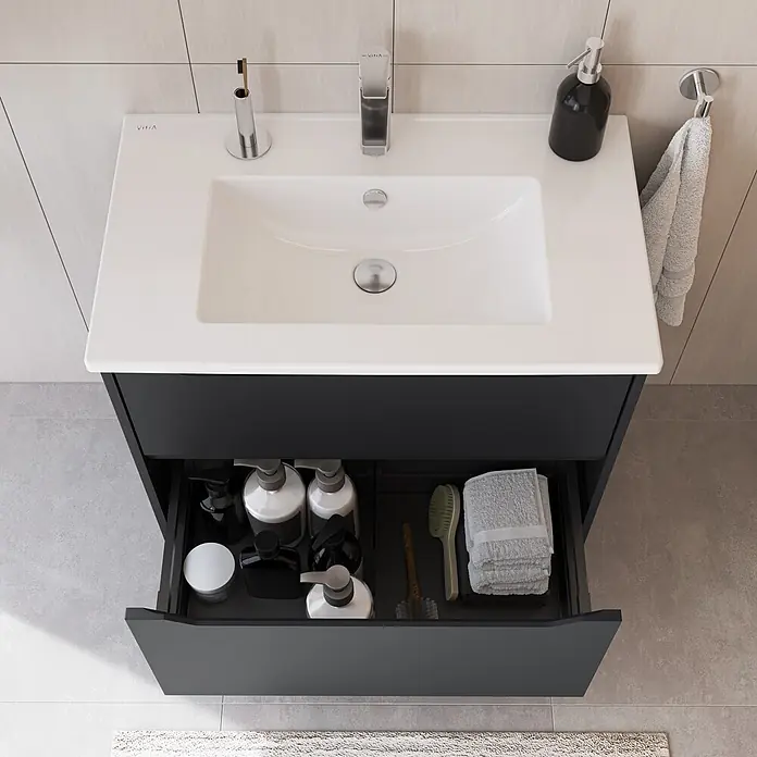 VitrA Integra Square Badmöbel-Set - Gesamtbreite Badmöbel: 80 cm, Graphit, Matt - Dunkelgrauer Badschrank mit weißem Waschbecken und offener Schublade, die Toilettenartikel zeigt.