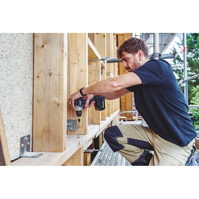 Metabo CAS 18V Akku-Bohrschrauber BS 18 Black Edition - 18 V, 1 Akku, 4 Ah, 60 Nm - Mann benutzt schwarzen Metabo Akkuschrauber, um eine Schraube in einen Holzrahmen zu befestigen.