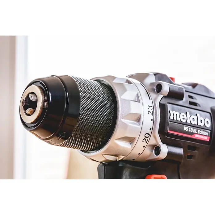 Metabo CAS 18V Akku-Bohrschrauber BS 18 Black Edition - 18 V, 1 Akku, 4 Ah, 60 Nm - Metabo Akkuschrauber: Detailansicht des schwarzen Bohrfutters, gerändelter Griff, silberner Drehmomentring mit Zahlen.