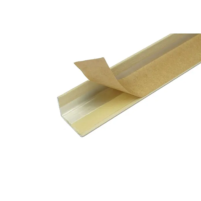 Dalsys Abschlussleiste 100cm Treppenprofil selbstklebend, Kantenschutz Alu Furnier Ahorn -  - Hellbeiges selbstklebendes Eckprofil mit teilweise abgezogener Schutzfolie, die die Klebeschicht zeigt.