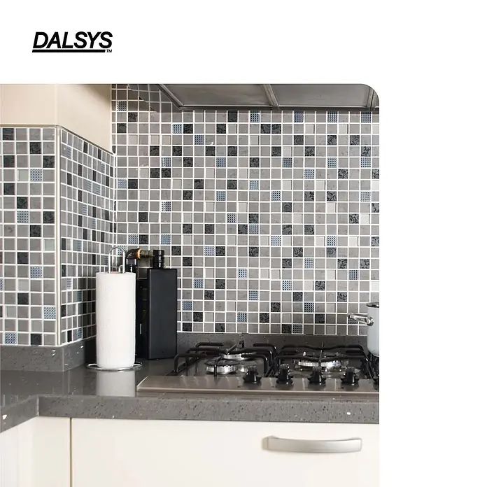 Dalsys Quadroprofil 12,5mm Endstück Quadratprofil Edelstahl Poliert - Edelstahl, Silber, 1,2 cm - Graue, schwarze und blaue Mosaik-Küchenrückwandfliesen mit verschiedenen Mustern über einer Arbeitsplatte mit Herd.