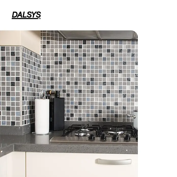 Dalsys Quadroprofil 8mm Endstück Quadratprofil Alu Silber matt, eloxiert - Aluminium, Silber, 0,8 cm - Mosaik-Küchenrückwandfliesen in Grau, Schwarz und Blau gemustert, über Gaskochfeld und Arbeitsplatte installiert.