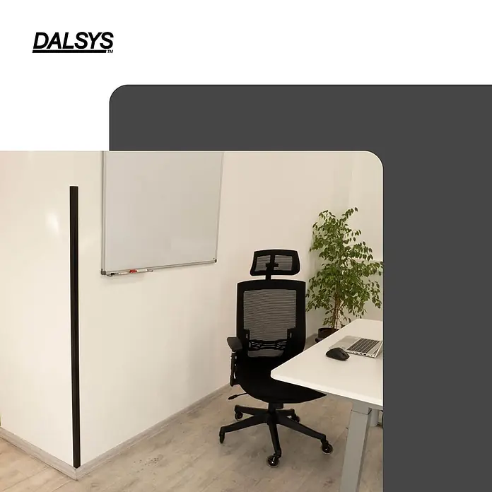 Dalsys Winkelleiste 150cm Winkelprofil selbstklebend 30 x 30mm Eckwinkel PVC Schwarz -  - Schwarzer ergonomischer Bürostuhl mit Netzrückenlehne und Kopfstütze an einem weißen Schreibtisch im Büro.