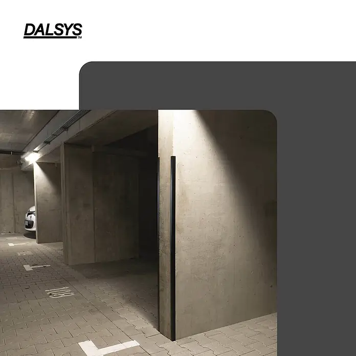 Dalsys Winkelleiste 150cm Winkelprofil selbstklebend 30 x 30mm Eckwinkel PVC Schwarz -  - Dunkle Schutzleiste an einer Betonwand in einer Tiefgarage, für Aufprallschutz.