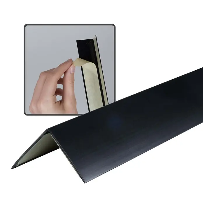 Dalsys Winkelleiste 150cm Winkelprofil selbstklebend 30 x 30mm Eckwinkel PVC Schwarz -  - Schwarzes selbstklebendes L-Profil. Einsatz zeigt eine Hand beim Abziehen des Klebeschutzes.