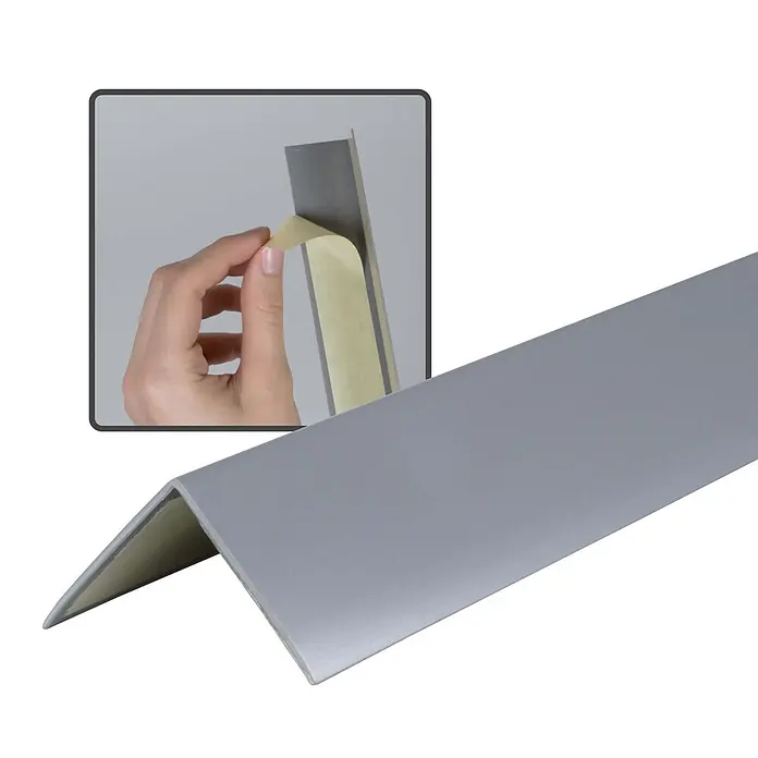 Dalsys Winkelleiste 150cm Winkelprofil selbstklebend 30 x 30mm Eckwinkel PVC Grau -  - Silbergraues, selbstklebendes Winkelprofil. Einsatz zeigt eine Hand, die die Schutzfolie von der Kleberückseite abzieht.