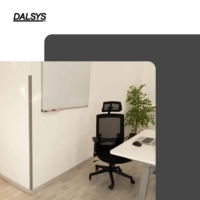 Dalsys Winkelleiste 150cm Winkelprofil selbstklebend 30 x 30mm Eckwinkel PVC Grau -  - Ein modernes Büro mit weißem, höhenverstellbarem Schreibtisch, Laptop, Maus und schwarzem ergonomischem Bürostuhl auf Rollen.