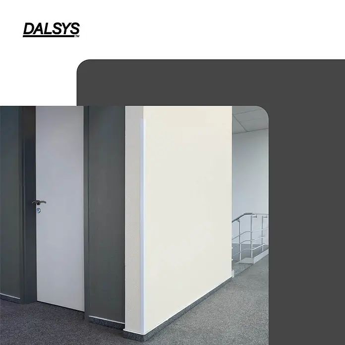 Dalsys Winkelleiste 150cm Winkelprofil selbstklebend 30 x 30mm Eckwinkel PVC Weiß -  - Weißes Eckschutzprofil an einer Innenwand in einem Geschäftsgebäude, neben einer Tür installiert.