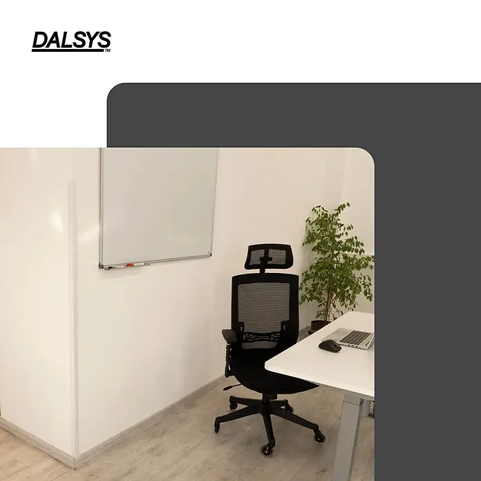 Dalsys Winkelleiste 150cm Winkelprofil selbstklebend 30 x 30mm Eckwinkel PVC Weiß -  - Ein heller, moderner Büroarbeitsplatz mit einem schwarzen ergonomischen Stuhl, weißem Schreibtisch und einer Pflanze.
