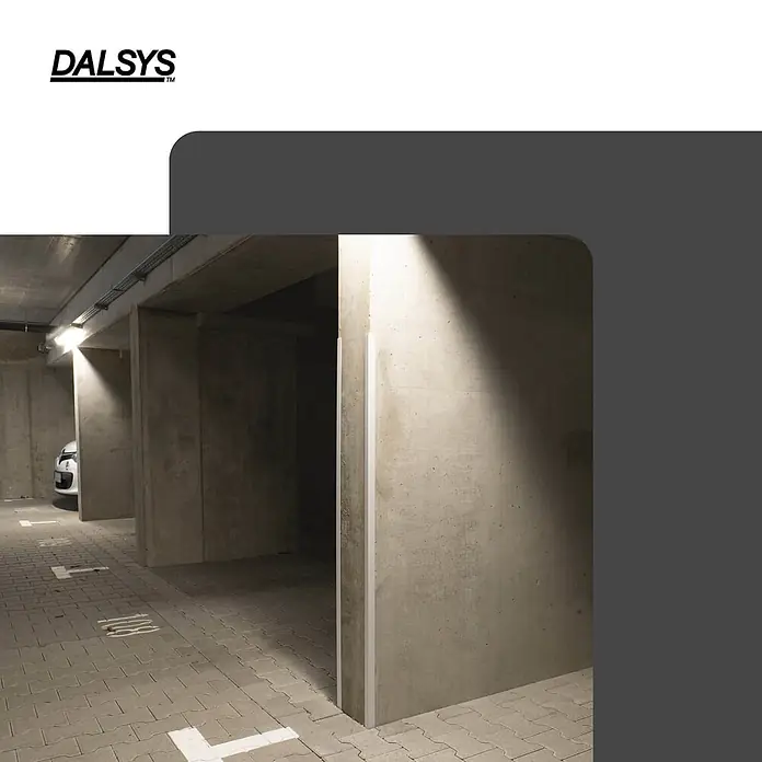 Dalsys Winkelleiste 150cm Winkelprofil selbstklebend 30 x 30mm Eckwinkel PVC Weiß -  - Weißes Eckschutzprofil an Betonpfeiler in Tiefgarage montiert.