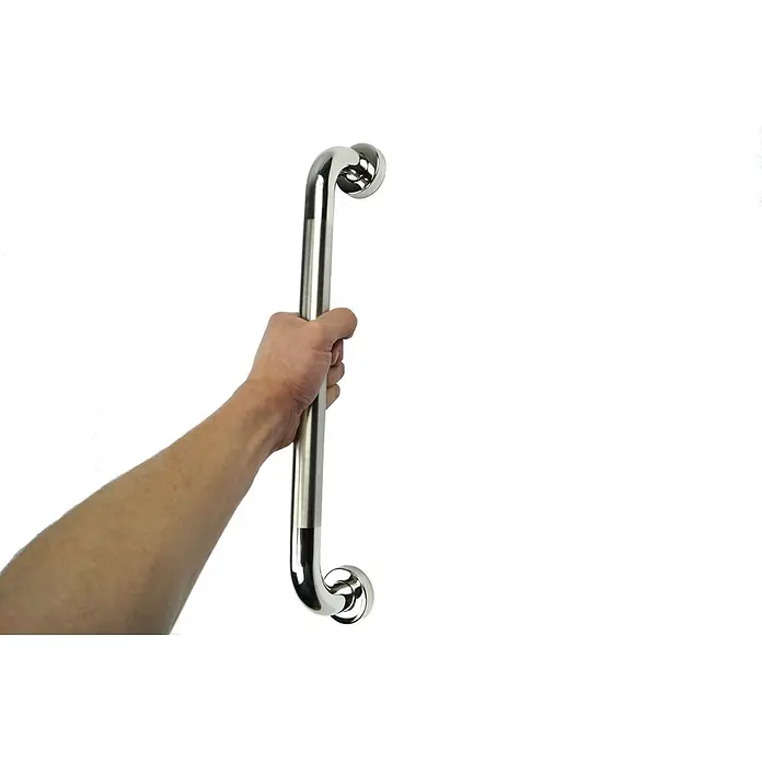 BMSC24 Badewannenarmatur Badewannenhaltegriff - Silber - Ein polierter Chrom-Haltegriff, der von einer Hand zur Unterstützung gehalten wird.