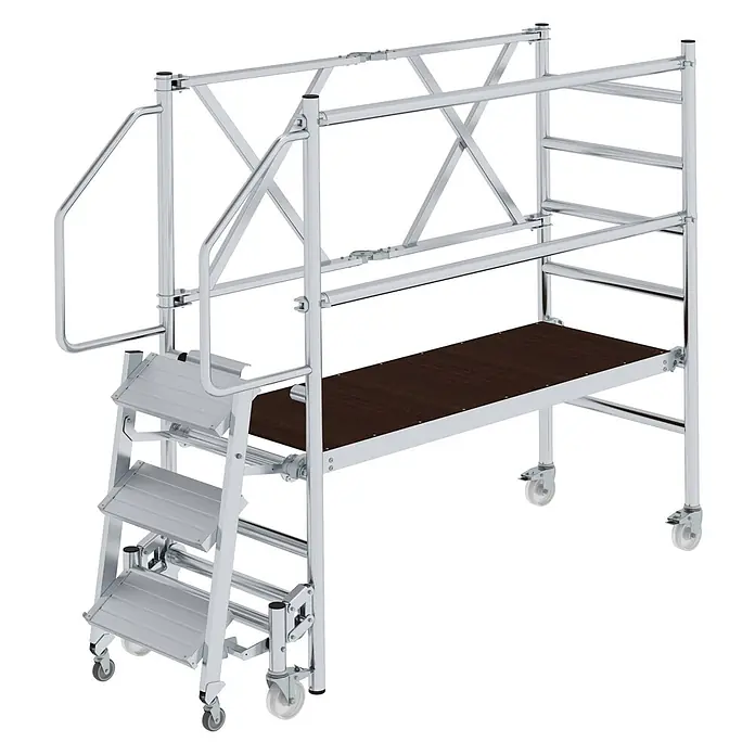 Munk Stehleiter Montageplattform mit Treppenzustieg 3m AH - Anzahl Tritte: 3 Stk., Arbeitshöhe: 3.000 m, Aluminium - Mobiles Aluminiumgerüst mit dunkelbrauner Holzplattform, Treppe, Geländern und Feststellrollen.