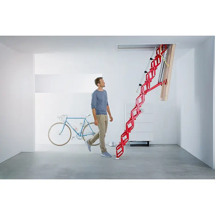 Roto Bodentreppe Scherentreppe Exklusiv 250cm max. Lichte Raumhöhe 120x60cm Rohbaumaß -  - Rote Metall-Auszugsleiter aus der Decke ausgefahren, für Zugang zu einem oberen Bereich.
