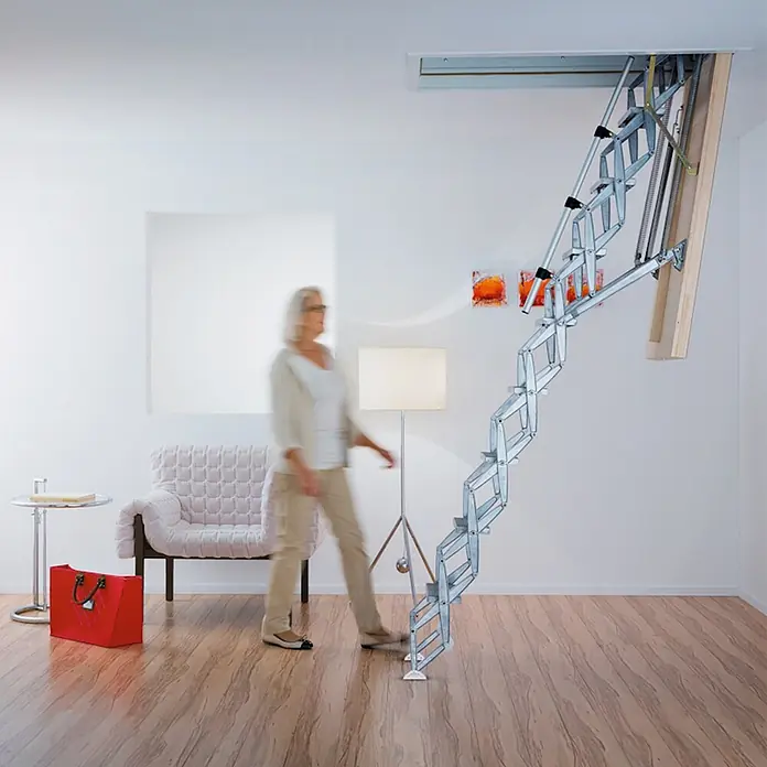 Roto Bodentreppe Scherentreppe Exklusiv 250cm max. Lichte Raumhöhe 120x60cm Rohbaumaß -  - Silberne ausziehbare Bodentreppe, komplett aus der Decke ausgefahren, bereit zur Nutzung.