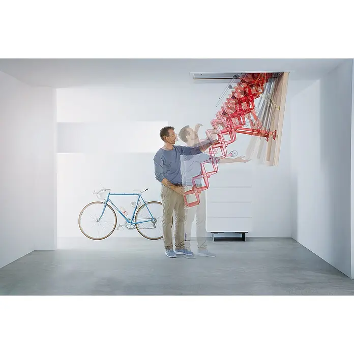 Roto Bodentreppe Scherentreppe Exklusiv 250cm max. Lichte Raumhöhe 120x60cm Rohbaumaß -  - Mann klappt eine rote Scherentreppe aus der Decke aus. Das kompakte Design lässt sich leicht ausfahren.