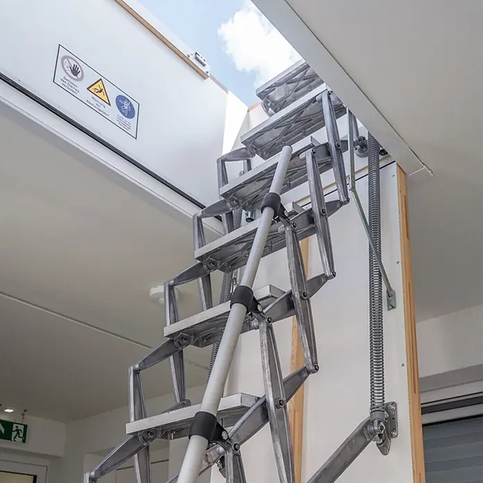 Roto Bodentreppe Flachdachausstieg Exklusiv bis 309cm Raumhöhe 120x70cm Rohbaumaß -  - Ausziehbare Dachbodenleiter aus silbernem Metall, ausgefahren zu einer offenen Deckenluke für den Dachzugang.