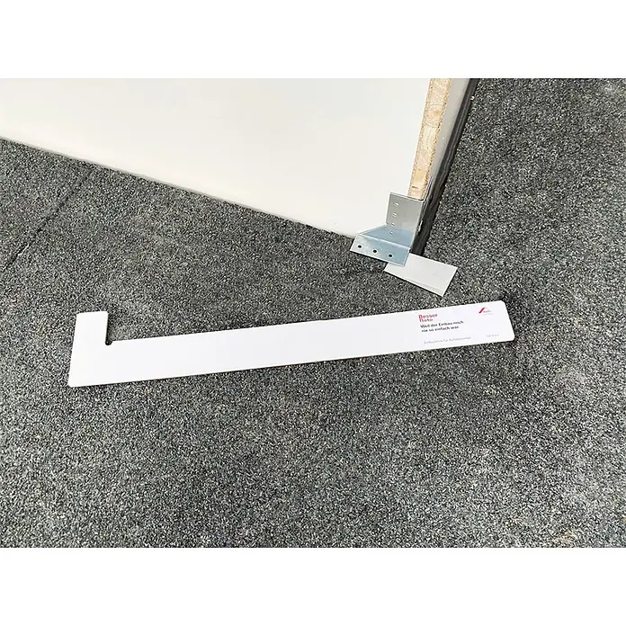Roto Bodentreppe Flachdachausstieg Exklusiv bis 309cm Raumhöhe 120x70cm Rohbaumaß -  - Weißer L-förmiger Abstandhalter und Metall-Winkel zur Montage einer weißen Platte.
