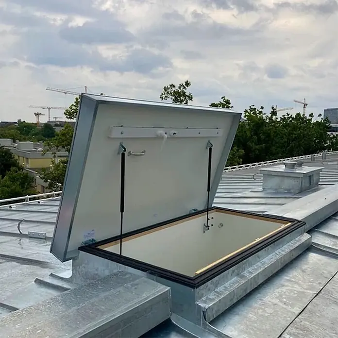 Roto Bodentreppe Flachdachausstieg Exklusiv bis 309cm Raumhöhe 120x70cm Rohbaumaß -  - Offene Dachluke aus Metall mit Gasfedern auf einem Blechdach.