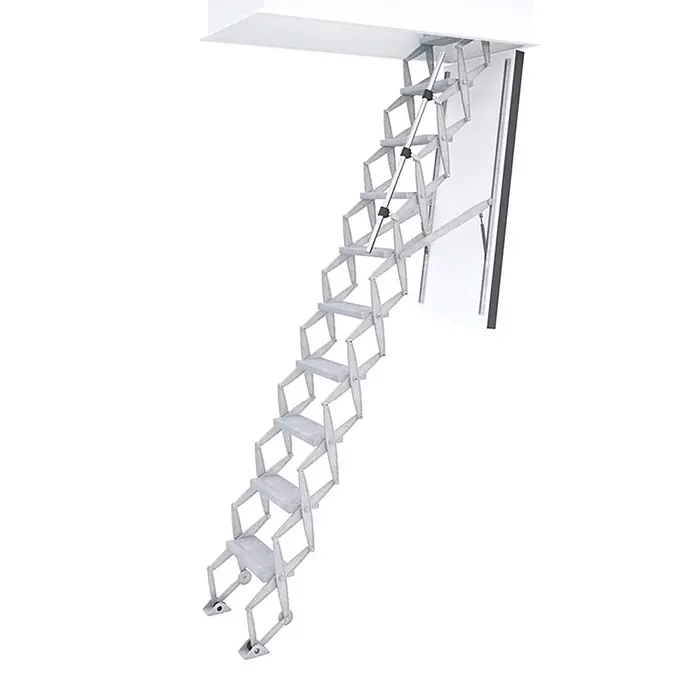 Roto Bodentreppe Scherentreppe Holzluke EI2 30 250cm Raumhöhe 120x60cm Rohbaumaß -  - Ausgeklappte silberfarbene Metall-Bodentreppe mit Stufen, die Zugang zu einer Dachbodenöffnung bietet.