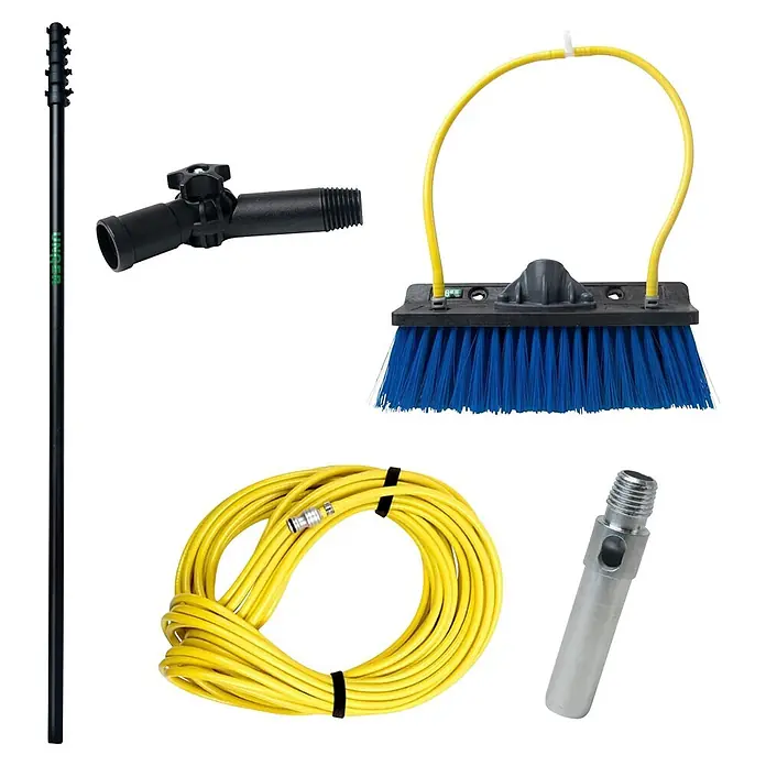 Unger HighFlow Reinigungs-Set Komplettstange - 3 -tlg. - Komponenten eines wasserführenden Reinigungssystems: schwarze Teleskopstange, blaue Bürste, gelber Schlauch und verschiedene Anschlüsse.