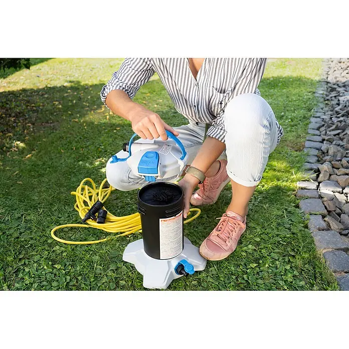 Unger HighFlow Filter Reinwasser - Passend für: Unger HighFlow Reinigungs-Set Komplettstange - Person montiert einen blau-weißen Poolfilter mit schwarzem Zylinder und gelbem Kabel.